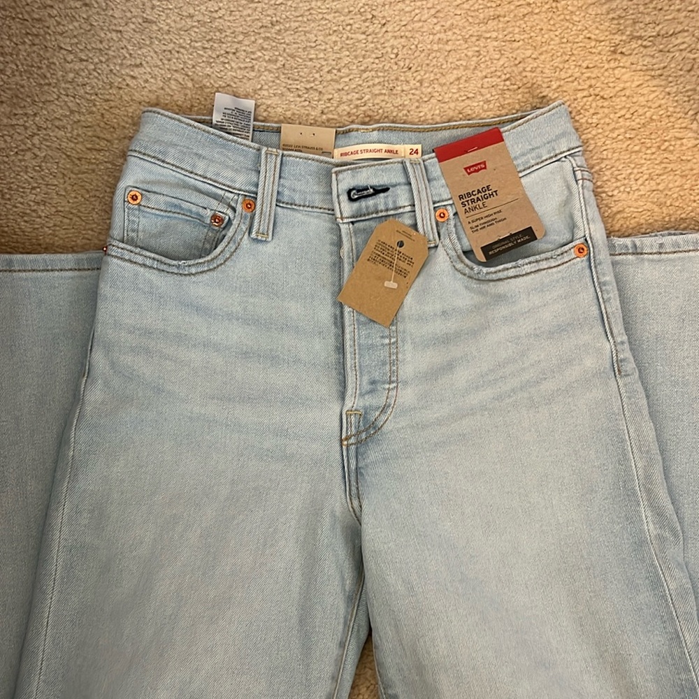 Levi’s ribcage straight ankle jeans. Size 24